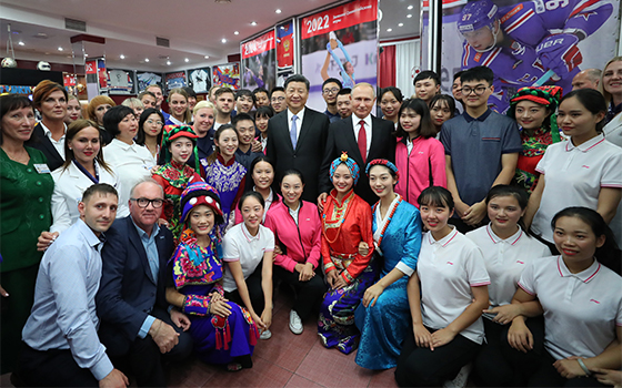 習(xí)近平和俄羅斯總統(tǒng)普京共同訪(fǎng)問(wèn)&ldquo;海洋&rdquo;全俄兒童中心