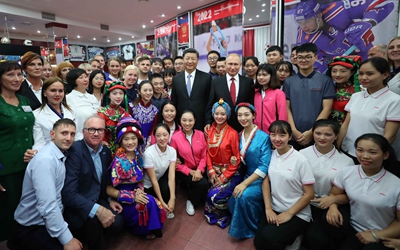 習(xí)近平和俄羅斯總統(tǒng)共同訪(fǎng)問(wèn)&ldquo;海洋&rdquo;全俄兒童中心