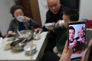 戰(zhàn)&ldquo;疫&rdquo;夫妻一家的隔空團(tuán)聚