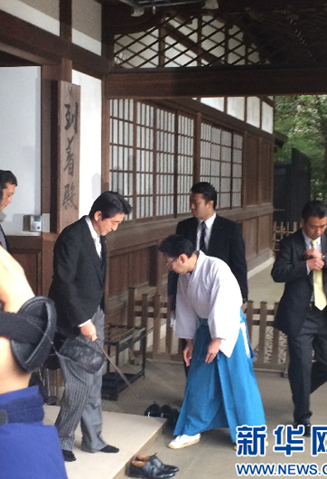 安倍為何不顧?quán)彿磳?duì)，執(zhí)意參拜？