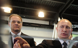 普京參觀科技展 戴3D墨鏡?？?高清)