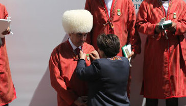 土庫(kù)曼斯坦總統(tǒng)獲&ldquo;人民養(yǎng)馬師&rdquo;稱(chēng)號(hào) （高清組圖）